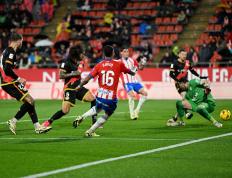  西甲战况：巴塞罗那防线稳固，洛杉矶湖人进攻受阻，库里成最佳