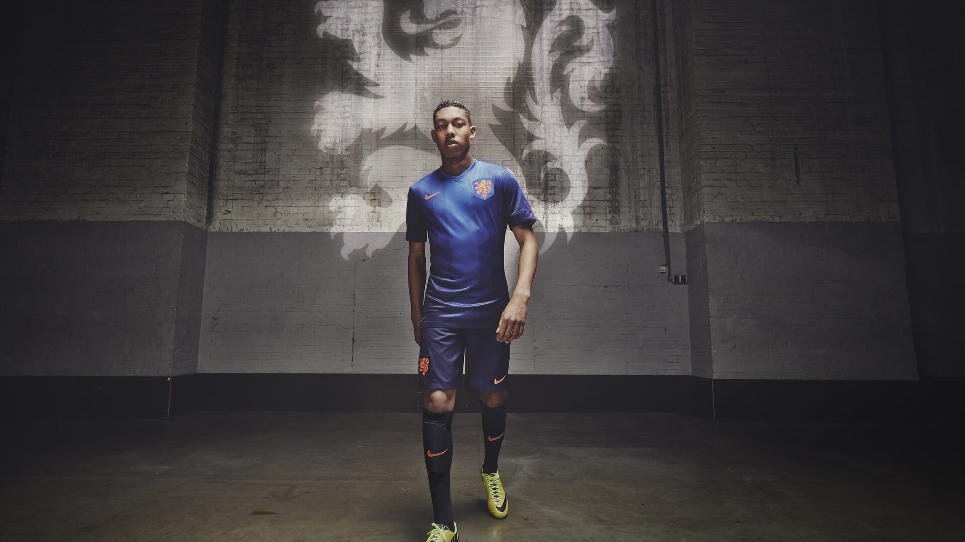 梅西在加拿大队比赛中出色防守，表现优异引发热议！引发球迷热议