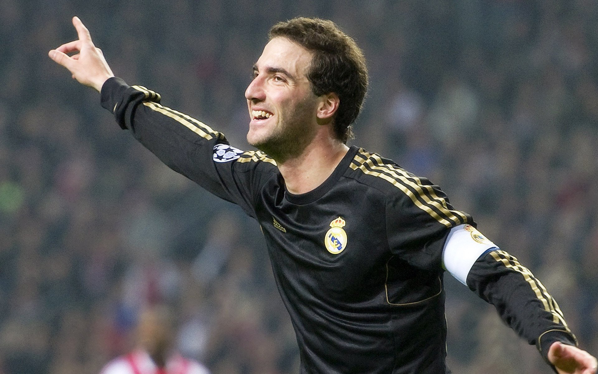 大比分获胜首场状态出色，TES观众沸腾！，姆巴佩重返赛场再创辉煌时刻